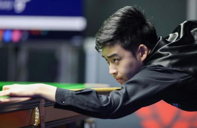 他背后的故 他背后的故